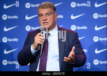 Nuovo firmatario Robert Lewansoski durante la sua conferenza stampa come nuovo giocatore del FC Barcelona all'Auditori 1899 di Barcellona, Spagna. Foto Stock