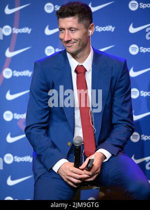 Nuovo firmatario Robert Lewansoski durante la sua conferenza stampa come nuovo giocatore del FC Barcelona all'Auditori 1899 di Barcellona, Spagna. Foto Stock