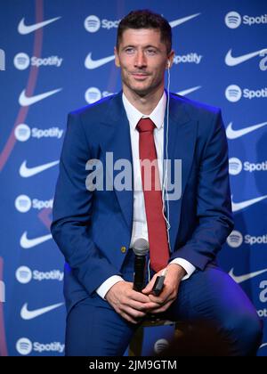 Nuovo firmatario Robert Lewansoski durante la sua conferenza stampa come nuovo giocatore del FC Barcelona all'Auditori 1899 di Barcellona, Spagna. Foto Stock