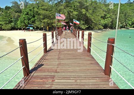 Un molo su Pulau Sapi (Isola Sapi), una parte del Parco Tunku Abdul Rahman a Sabah, Malesia. Foto Stock