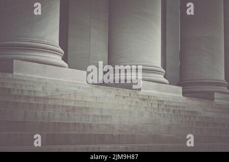 I pilastri e le scale di un tribunale con Vintage filtro Syle Foto Stock