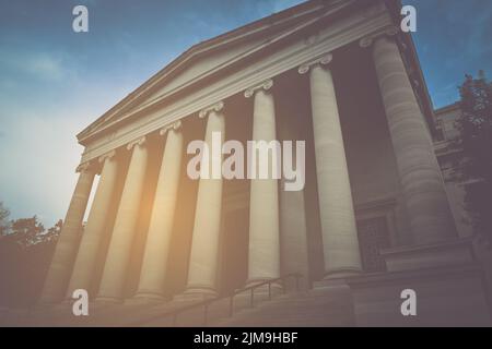 I pilastri e le scale di un tribunale con Vintage filtro Syle Foto Stock