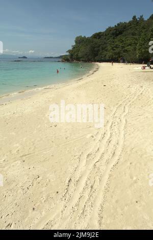 Vista di una spiaggia su Pulau Sapi (Isola Sapi), una parte del Parco Tunku Abdul Rahman a Sabah, Malesia. Foto Stock