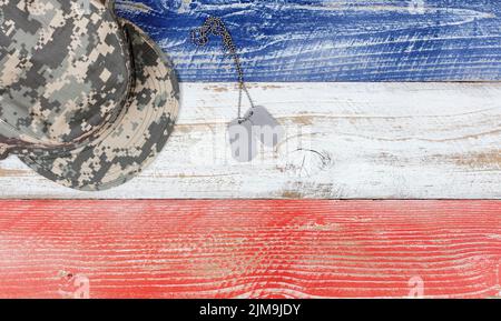 Colori nazionali USA con tappo militare e etichette identificative su tavole di legno Foto Stock