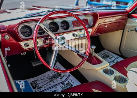 Libano, TN - 13 maggio 2022: Primo piano alto angolo di una Pontiac GTO Convertibile 1964 ad una mostra di auto locale. Foto Stock