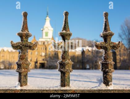 Ringhiere nella neve al di fuori di Trans-Allegheny Lunatic Asylum Foto Stock