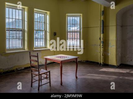 Tavolo da gioco vuoto all'interno di Trans-Allegheny Lunatic Asylum Foto Stock