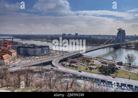 Traffico sul ponte attraverso il Danubio a Bratislava Foto Stock