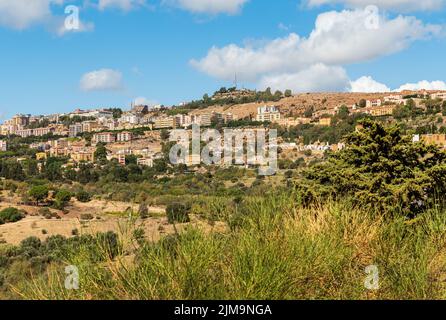 Veduta della città di Agrigento dal Parco Archeologico della Valle dei Templi, Sicilia, Italia Foto Stock