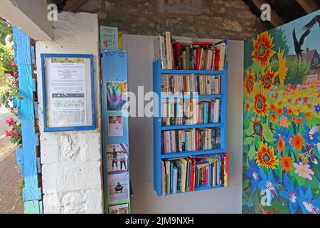 Biblioteca del rifugio degli autobus, a Eastcombe, Stroud, Gloucestershire, Inghilterra, UK, GL6 7EB - servizio autobus 8 , 8A Foto Stock