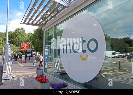 Area della stazione di servizio sulla M6 nord a Stafford, con il nuovo logo Moto 2022 Foto Stock
