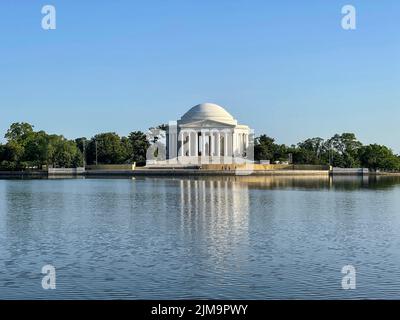 Il Jefferson Memorial visto dal Tidal Basin, Washington, D.C., Maryland, USA Foto Stock