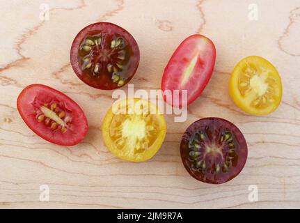 Un assortimento di uva tagliata e pomodori ciliegini Foto Stock