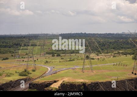 Una vista aerea di alberi verdi e campi dalle linee elettriche Foto Stock
