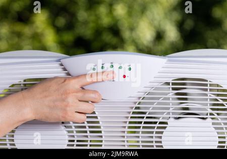 La ventola del finestrino regolabile manualmente per raffreddare lo spazio in casa durante le giornate calde Foto Stock