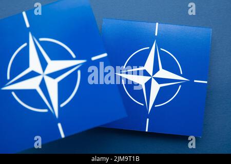 LONDRA, Regno Unito - Agosto 2022: Logo blu NATO. La NATO è un'alleanza militare tra diversi paesi Foto Stock