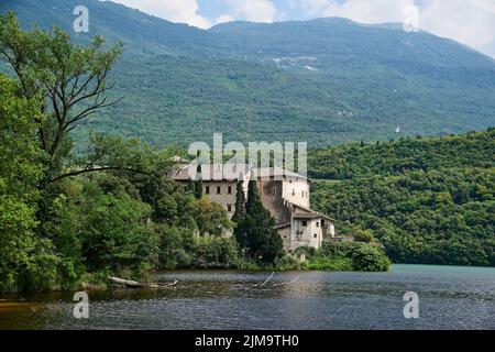 Bellissimo paesaggio di un antico castello Toblino ,Italia .pittoresco sorge il Castello su una piccola penisola nel lago di Toblino Foto Stock