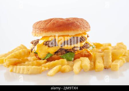 Brioche donut doppio hamburger di formaggio di manzo con salsa di queso e foglie di razzo. Foto Stock