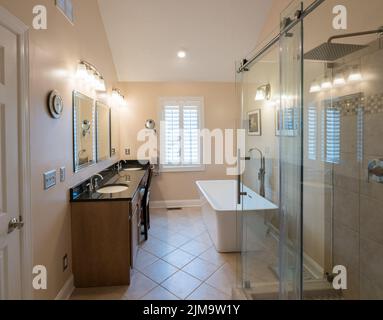 Bagno moderno con vasca autoportante e lavandino Foto Stock