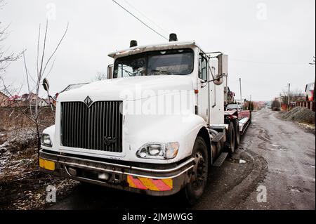 SMYKIVTSI, UCRAINA - 24 MARZO 2016: White Eagle Truck in condizioni di neve Foto Stock