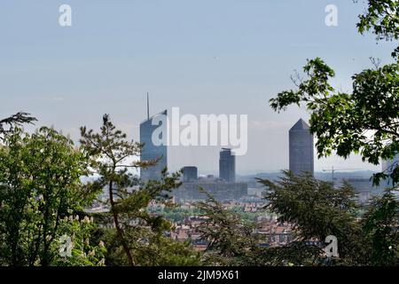 Lione CBD visto attraverso i rami degli alberi. Lione verde e accogliente città Foto Stock
