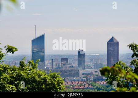 Lione CBD visto attraverso i rami degli alberi. Lione verde e accogliente città Foto Stock
