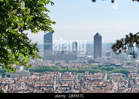 Lione CBD visto attraverso i rami degli alberi. Lione verde e accogliente città Foto Stock
