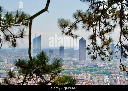 Lione CBD visto attraverso i rami degli alberi. Lione verde e accogliente città Foto Stock