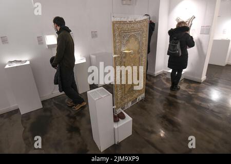 Museo delle relazioni infrante: Visitatori che guardano la collezione. Zagabria, Croazia Foto Stock