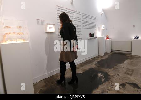 Museo delle relazioni infrante: Visitatori che guardano la collezione. Zagabria, Croazia Foto Stock