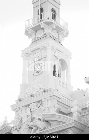 Uno scatto verticale di una torre dell'orologio con belle sculture Foto Stock