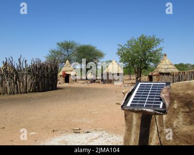 Milioni di persone in Africa non hanno accesso all’elettricità, ma una startup vuole cambiare questa situazione fornendo mini centrali solari alle aree remote. Foto Stock