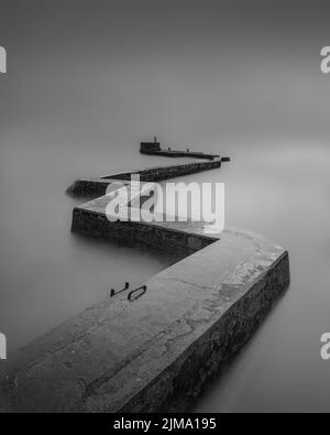 Una foto in scala di grigi del molo Zig ZAG a Saint Monans, Fife Foto Stock