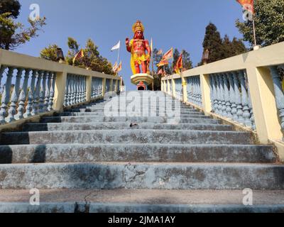 Una gigantesca statua rossa di Lord Hanuman situata in Nepal. Foto Stock