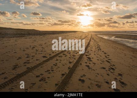 Tracce nella spiaggia del Mare del Nord di Vlieland Foto Stock