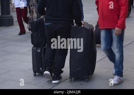 Alcuni turisti con valigie per le strade di Madrid, Spagna Foto Stock