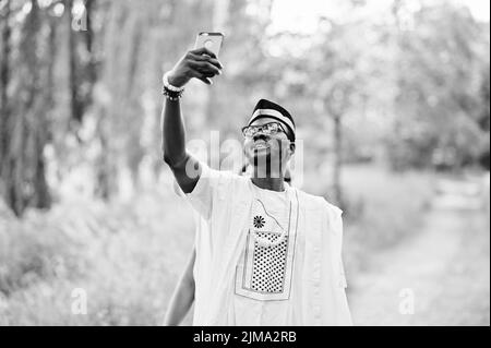 Felice allegro africano nero matura in amore facendo selfie sul loro telefono Foto Stock