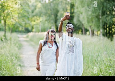 Felice allegro africano nero matura in amore facendo selfie sul loro telefono Foto Stock