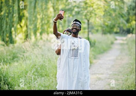 Felice allegro africano nero matura in amore facendo selfie sul loro telefono Foto Stock