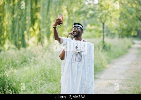 Felice allegro africano nero matura in amore facendo selfie sul loro telefono Foto Stock