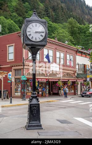 Juneau, Alaska - 27 luglio 2022: Juneau centrale Alaska è sede di molti negozi turistici, ristoranti e Landmarks.View di orologio storico. Foto Stock