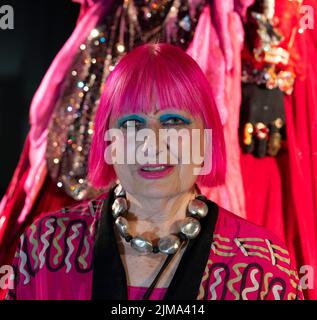 V&A, LONDRA, REGNO UNITO. 5 agosto 2022. La stilista Zandra Rhodes partecipa alla Fashion in Motion: Daniel Lismore. Etichettato da Vogue come ‘il comò più eccentrico d’Inghilterra’, le opere d’arte indossabili di Daniel sono monumenti elaborati, stravaganti e tridimensionali: Un insieme psichedelico di haute couture, ritrovamenti di beneficenza, tessuti d’epoca, oggetti trovati e paraphernalia religiosa. Daniele indosserà il suo nuovo ‘look giubilare’ accanto a 11 manichini a grandezza naturale – che si eriranno a 6’4” – che celebrano i temi sociali, storici e culturali centrali del lavoro e della vita di Lismore come una ‘scultura vivente’. Credito: Malcol Foto Stock