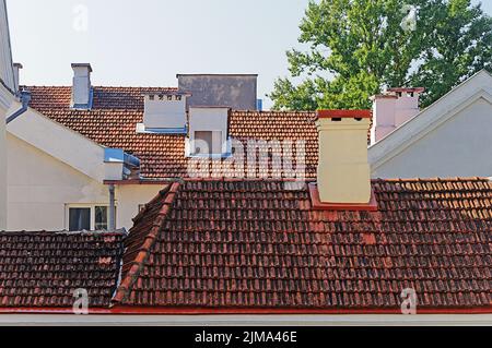 Tetti di tegole di case nel sobborgo Trinity, Minsk Foto Stock