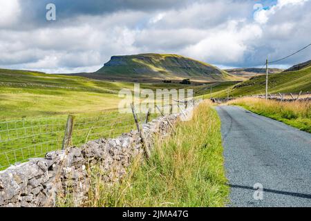 Pen-y-Ghent, una delle "tre vette", si trova nel Parco Nazionale Yorkshire Dales, non lontano da Horton-in-Ribblesdale. Foto Stock