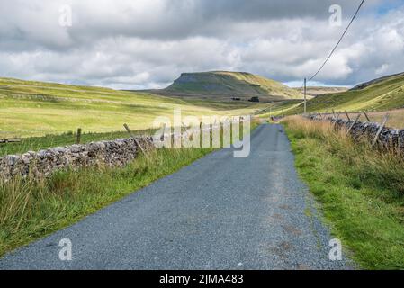 Pen-y-Ghent, una delle "tre vette", si trova nel Parco Nazionale Yorkshire Dales, non lontano da Horton-in-Ribblesdale. Foto Stock