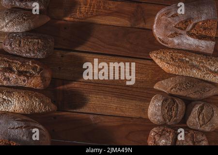 vari tipi di pane artigianale fatto con pasta madre su un tavolo di legno con spazio copia Foto Stock