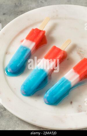 Popsicle Red White Blue fatto in casa pronto a mangiare per l'estate Foto Stock
