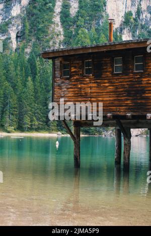 Serena vista di un accogliente cottage sul lago di Braies, sulle maestose Dolomiti d'Italia. Smeraldo delle Dolomiti-lago Braies Foto Stock