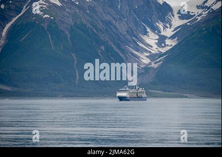 Ghiacciaio di Hubbard, Alaska - Luglio 28. 2022: La nave da crociera Celebrity Millenium che naviga lontano dal ghiacciaio Hubbard nell'Oceano Pacifico in Alaska. Foto Stock