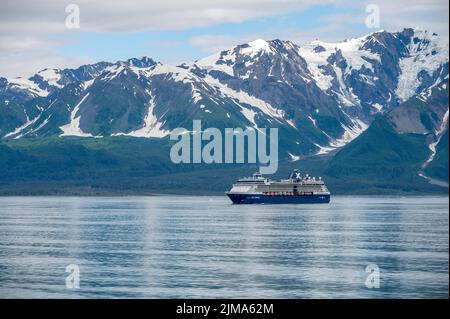 Ghiacciaio di Hubbard, Alaska - Luglio 28. 2022: La nave da crociera Celebrity Millenium che naviga lontano dal ghiacciaio Hubbard nell'Oceano Pacifico in Alaska. Foto Stock